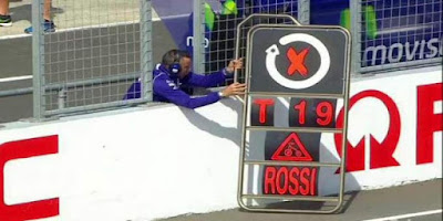 Lap Board Lorenzo Bertuliskan Nama Rossi Dengan Logo Sepeda Roda Tiga Anak Kecil