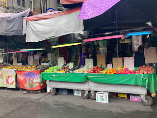 市場の中。これは果物屋さん