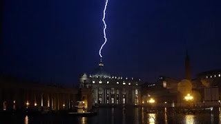 La foto del rayo que cayó sobre la cúpula de la Basílica de San Pedro cuando renunció el Papa