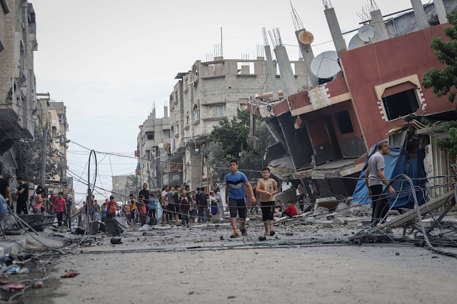 El Ejército israelí informó hoy a la población del norte de Gaza que tiene hasta las 16:00 hora local (13:00 GMT) para trasladarse al sur del encalve por una serie de carreteras específicas que, aseguró, no serán bombardeadas hasta entonces.   Éxodo de ciudadanos de Gaza/EFE Este mensaje llega horas después de cumplirse el plazo de 24 horas que dio Israel en la madrugada de ayer a los 1.1 millones de habitantes del norte de la franja, anticipando una intensificación de los ataques sobre el enclave palestino.  Por su seguridad, aprovechen el poco tiempo para desplazarse hacia el sur, desde Beit Hanun hasta Jan Yunis. Si se preocupa por usted y sus seres queridos, diríjase hacia el sur según las instrucciones», escribió el portavoz en árabe del Ejército israelí, Avichay Adraee, a través de la red social X, en un mensaje acompañado de un mapa que marca carreteras específicas.  «Tengan la seguridad de que los líderes de Hamás se han cuidado y se están protegiendo de los ataques en la región», agregó el portavoz.  La indicación de evacuación por parte de Israel en la medianoche entre el jueves y el viernes generó un caos generalizado en Gaza, con decenas de miles de palestinos tomando sus pertenencias y partiendo al sur a pie o en coche.  La orden israelí de evacuación generó el rechazo de múltiples organismos internacionales y organizaciones de derechos humanos.  La guerra entre Israel y las milicias de Gaza comenzó el pasado sábado con una ataque sorpresa de Hamás que dejó más de 1.300 muertos en territorio israelí.  EFE