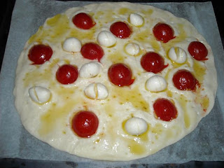 RICETTA APERITIVI ANTIPASTI FOCACCIA MOZZARELLINE POMODORI PACHINO OVOLINE DI MOZZARELLA SALE OLIO