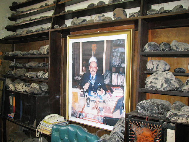 Коллекция камней Ики вокруг портрета Хавьера Кабреры