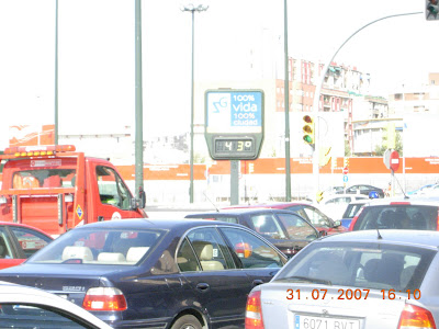 O intenso volume de tráfego de Saragoça, debaixo de 43º