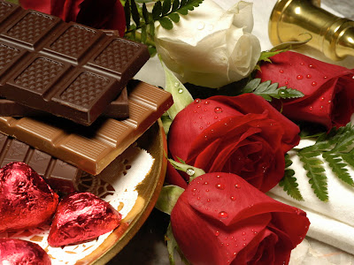 Postal de Chocolates y rosas rojas para San Valentín 