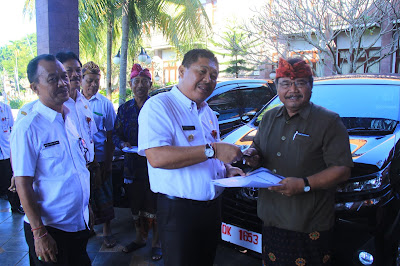 Bupati Artha serahkan kendaraan operasional PHDI dan Majelis Desa Adat