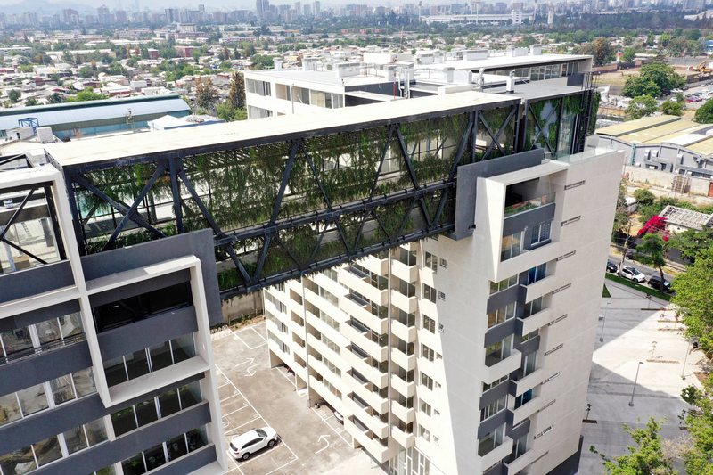 Este edificio con pasarela en Ñuñoa tiene una plaza para todo el barrio