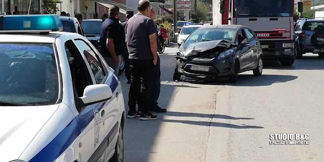 Σφοδρή σύγκρουση αυτοκινήτων στο Άργος με ελαφρά τραυματίες μητέρα και μικρό παιδί