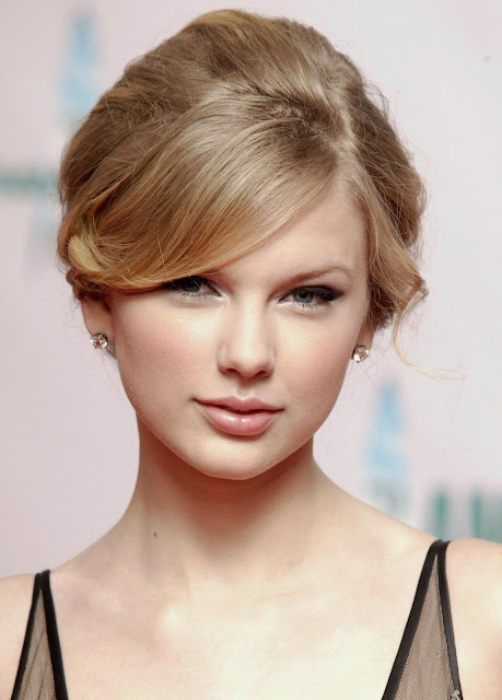 Taylor Swift Casual Up-do