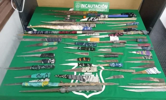 Masiva incautación de armas blancas y celulares en cárcel de Puerto Montt