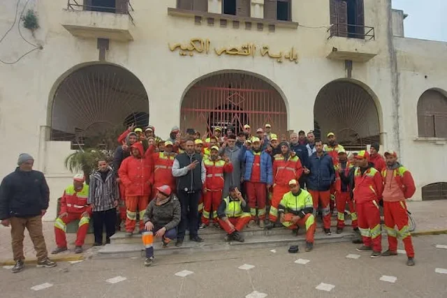 عمال النظافة في القصر الكبير يحتجون ضد تأخر الرواتب وتدهور ظروف العمل