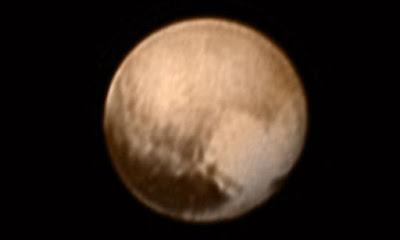 Foto Close-up Bentuk Hati Raksasa Terlihat di Pluto