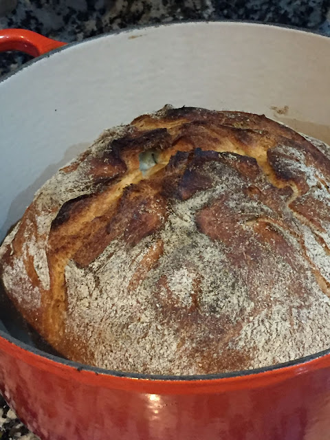 Pan de masa vieja en cazuela de hierro