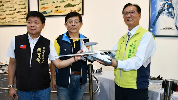 ▲林世賢市長展示製作於1903年由萊特兄弟發明的全球首架飛機小鷹號。（彰化市公所提供）