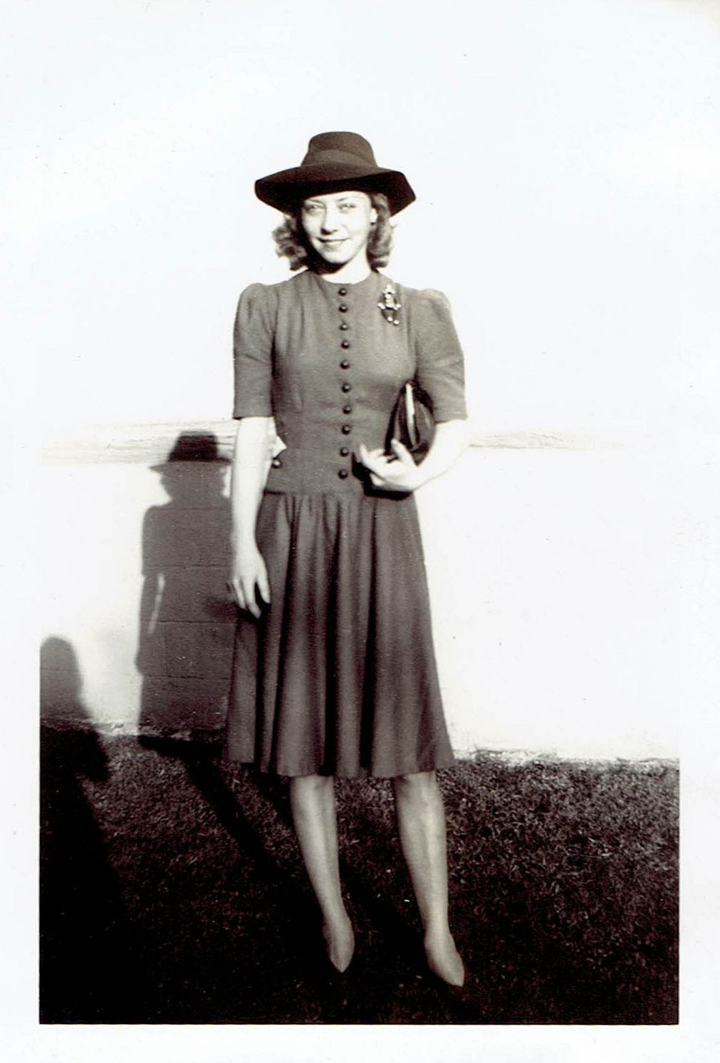 What Did Women Wear in the 1940s? Here Are 40 Vintage Snapshots Show  Everyday 1940s Women's Fashions ~ Vintage Everyday