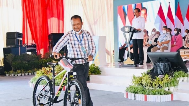 Kasih Sepeda ke Pemuda di  Aceh, Jokowi: Sebutkan Dulu Nama-Nama Ikan