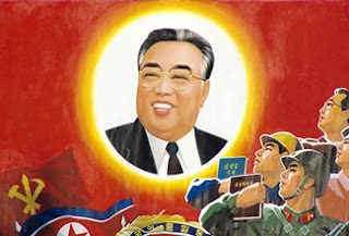 cartaz que retrata o rosto de Kim Il-Sung, líder norte-coreano