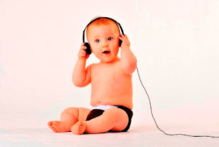 Foto gambar bayi lucu mendengarkan musik 11