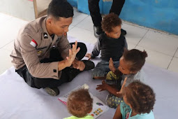 Jalankan Program Si Ipar, Polisi di Yahukimo Ajari Anak-Anak Membaca & Menghitung