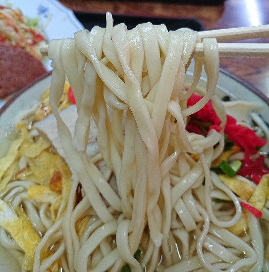 沖縄そばの麺の写真