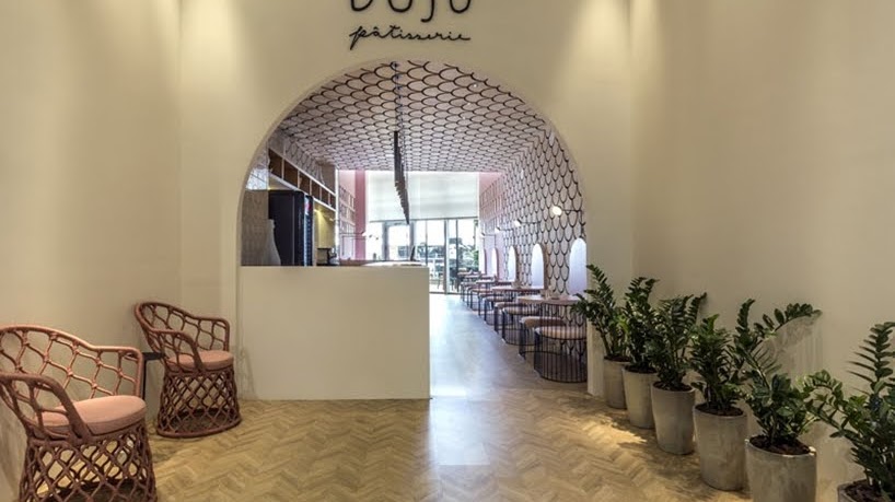 La pastelería Duju tiene elementos de diseño en forma de U en todo su interior