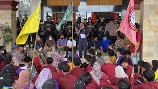 Ratusan Personel Gabungan TNI-Polri dan Pemkab Pengamanan Aksi Unjuk  Mahasiswa ke DPRD Dharmasraya