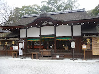 正式名称は、鴨河合坐小社宅(かものかわいにいますおこそべ)神社。