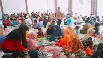 Pengurus Masjid Baitul Makmur Desa Siabu Bersama Masyarakat Makan Bejambau  Bersama Sambut Ramadhan 1443 Hijriyah