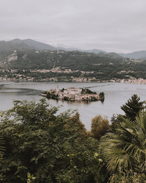 Vista do Monte Sacro para o Lago Orta, de onde se pode ver a Isola San Giulio