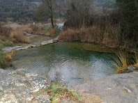 L'ampli Gorg de Saladich sota la masia del mateix nom