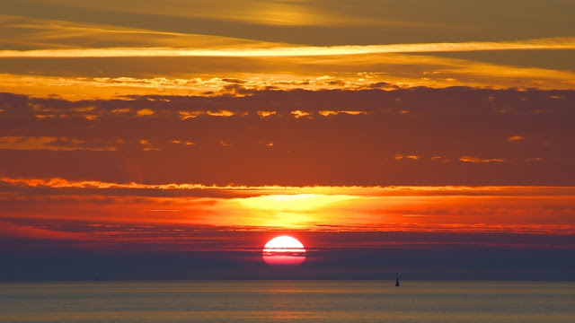 Achtergrond met zonsondergang bij meer