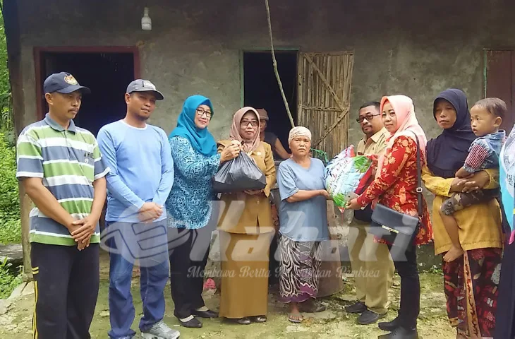 Puluhan Tahun Hidup di Gubuk Kumuh, Nenek Dumiyah Dapat Bantuan dari Camat Palengaan