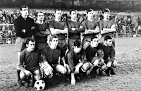 SELECCIÓN DE ESPAÑA, Temporada 1969-70. Iribar, Iñaki Sáez, Gallego, Violeta, Jaén, Eladio. Amancio, Velázquez, Gárate, Asensi y Pujol. SELECCIÓN DE ESPAÑA 1 HANNOVER 96 0. 21/01/1970. Partido de entrenamiento no oficial. Madrid, estadio Santiago Bernabeu: 55.000 espectadores. GOLES: 1-0: 57’, Luis, de penalti.