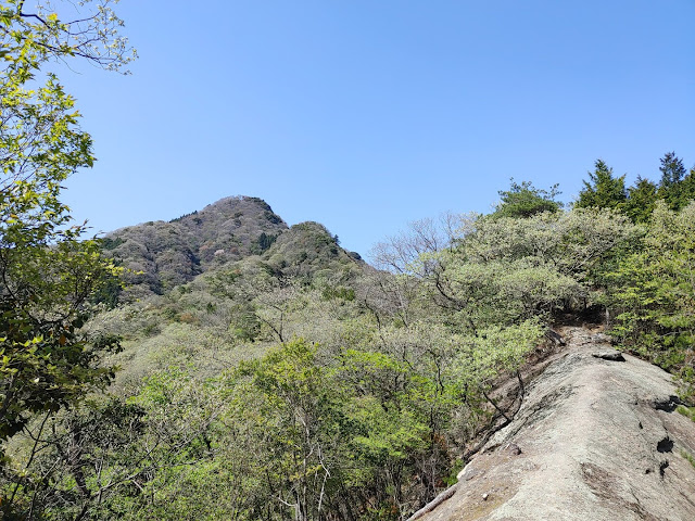 岩場から明神山を眺める