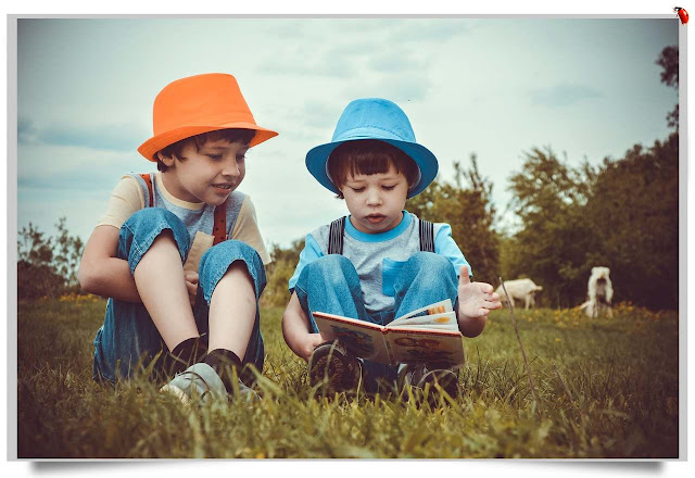Crianças lendo no campo.