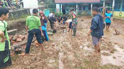 Pasca Banjir, Babinsa Koramil 405-07/Pulau Pinang dan Masyarakat Bersihkan Sisa Lumpur di Sekolah MTS Pagar Gunung