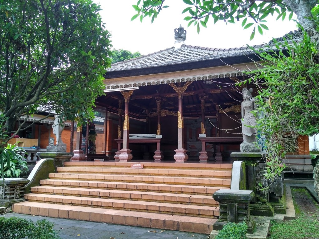 Rumah Adat Bali Bale Manten