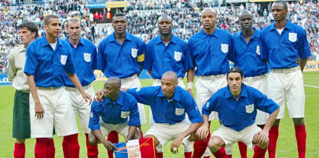 📸SELECCIÓN DE FRANCIA 📆20 mayo 2004 ⬆️Grégory Coupet, David Trezeguet, Zinedine Zidane, Marcel Desailly, William Gallas, Lilian Thuram, Jean-Alain Boumsong, Patrick Vieira. ⬇️Claude Makelele, Thierry Henry, Robert Pirès. La Selección Francesa vistió de inicio camisetas similares a las primeras utilizadas a principios del siglo XX. SELECCIÓN DE FRANCIA 0 🆚 SELECCIÓN DE BRASIL 0 Jueves 20/05/2004. Partido amistoso conmemorativo del Centenario de la FIFA. París, Francia, Stade de France: 79.344 espectadores. GOLES: no hubo.