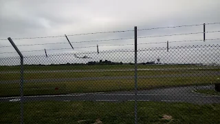 着陸直前の飛行機写真