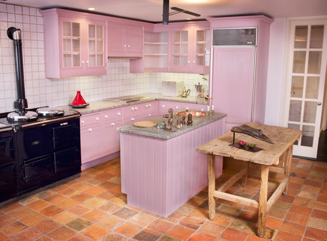 Contoh desain dapur warna pink