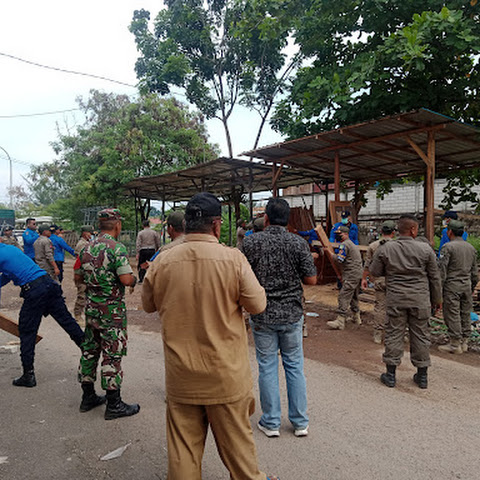 Tim Terpadu Kota Batam Tertibkan Beberapa Unit Kios Liar di Pasar Mandalay Sagulung 