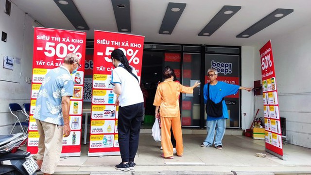 Không riêng gì Bách Hóa Xanh, nhiều cửa hàng cũng treo bảng “xả kho, giảm giá  - Ảnh 2.
