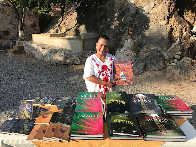 Este viaje ha transcurrido por desiertos llenos de cruces y ángeles:  https://chicosanchez.com/noticias/f/en-la-pe%C3%B1a-de-bernal-con-los-%C3%A1ngeles Presentando mis libros en el Hostal Medieval en las faldas de la Peña de Bernal, en San Sebastián Bernal, en el estado mexicano de Querétaro. #viajes #querétaro #mexico #bernal #libros