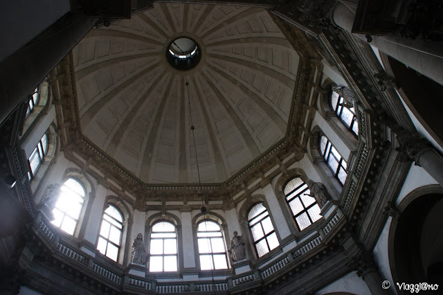 L'interno della cupola della Basilica della Salute di Venezia