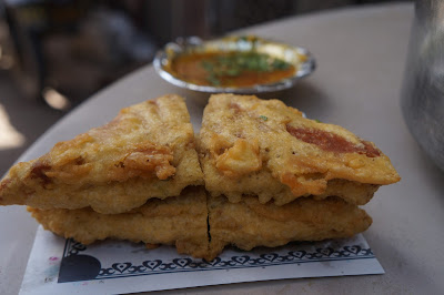 Gorengan, Roti dengan Isian Kari dan celupan kuah kari, Old Delhi