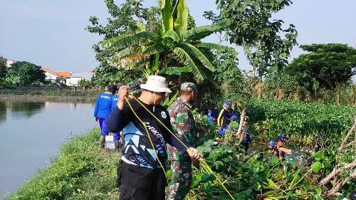 Koramil Deket dan Warga Sasar Eceng Gondok