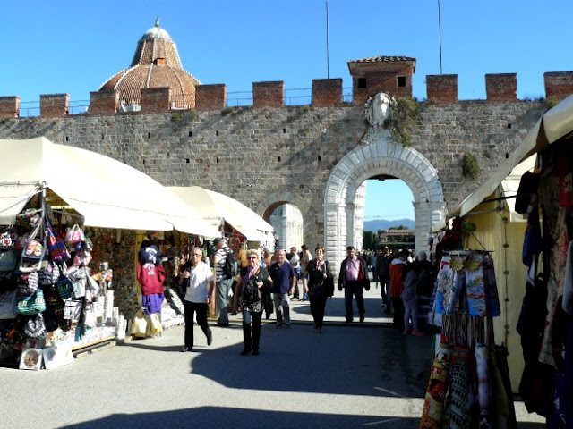 Parada del LAM Rossa desde el aeropuerto de Pisa