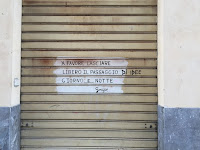 Sign in a driveway in Palermo to leave doorway clear.