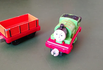 Miniatura de metal do trem locomotiva verde com conexão de gancho R$ 15,00  e vagão vermelho com conexão de íma  R$ 10,00, versão carry along 