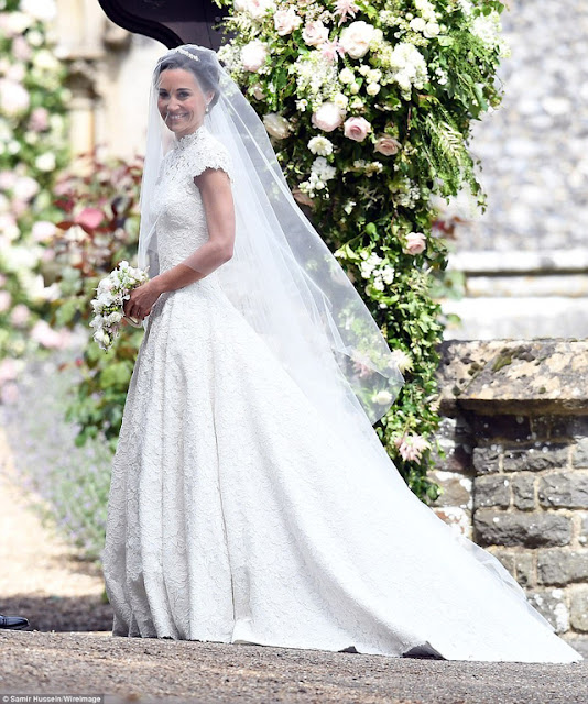 Cận cảnh váy cưới xa hoa của em gái công nương Kate Middleton