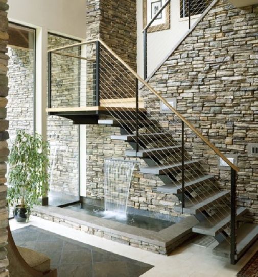 Cascada interior que pueden acomodarse bajo las escaleras o en espacios circundantes de salas o entradas.